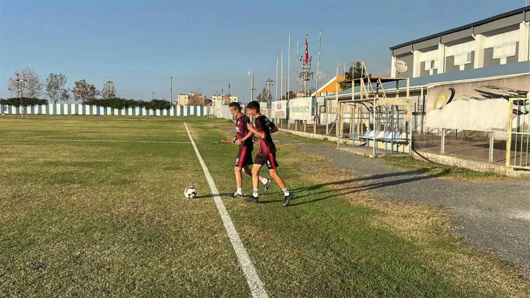 Hatay’da Yürek Isıtan Futbol Hikâyesi: Baba-Oğul Aynı Sahada! 2